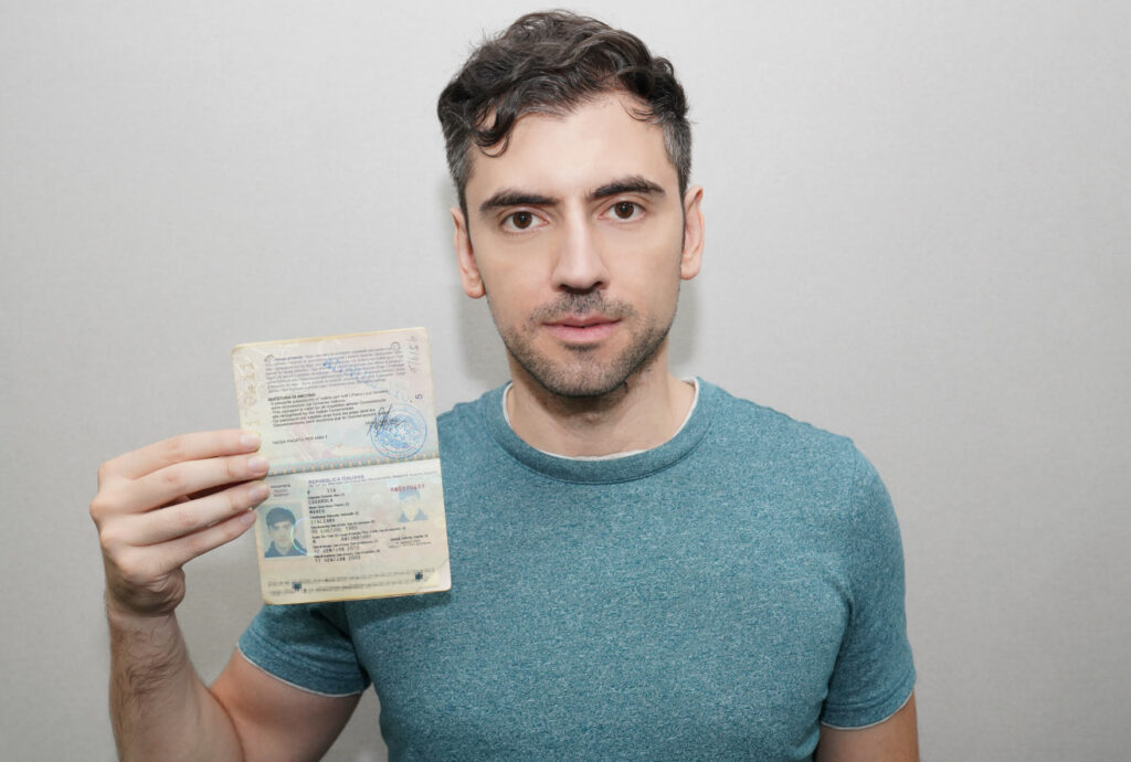 Selfie com passaporte ou cartão de identificação na mão